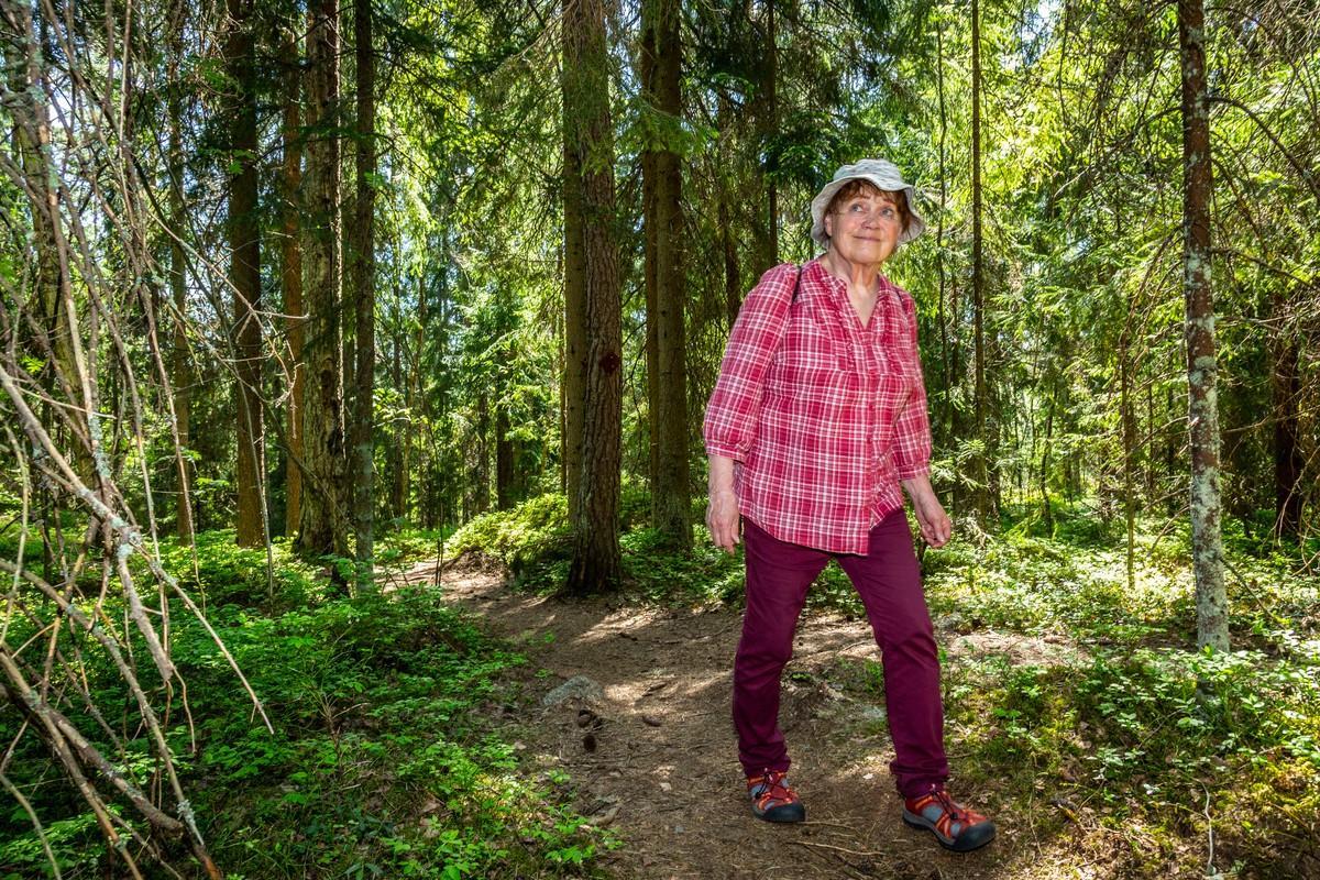 Raija Hentman on kirjoittanut kymmenkunta opaskirjaa retkeilijöille. Kuva Esko Jämsä.