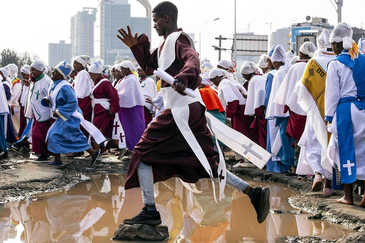 Etiopian ortodoksisessa kirkossa juhlittiin syyskuun lopulla Jeesuksen oikean ristin löytymisen juhlaa eli meskeliä. Maan pääkaupungissa Addis Abebassa kymmenet tuhannet etiopialaiset ortodoksit osallistuivat juhlintaan. Legendan mukaan Rooman keisarin Konstantinus Suuren äiti Helena löysi vuonna 326 Jerusalemista ristin, jolle Jeesus oli 300 vuotta aikaisemmin naulittu. Etiopian ortodoksinen kirkko on maailman vanhimpia kristillisiä kirkkoja. Se kuuluu orientaaliortodoksisiin kirkkoihin, jotka erosivat tai erotettiin vuoden 451 Khalkedonin kirkolliskokouksessa muista kirkoista, jotka sittemmin jakautuivat katoliseksi ja ortodoksiseksi kirkoksi.