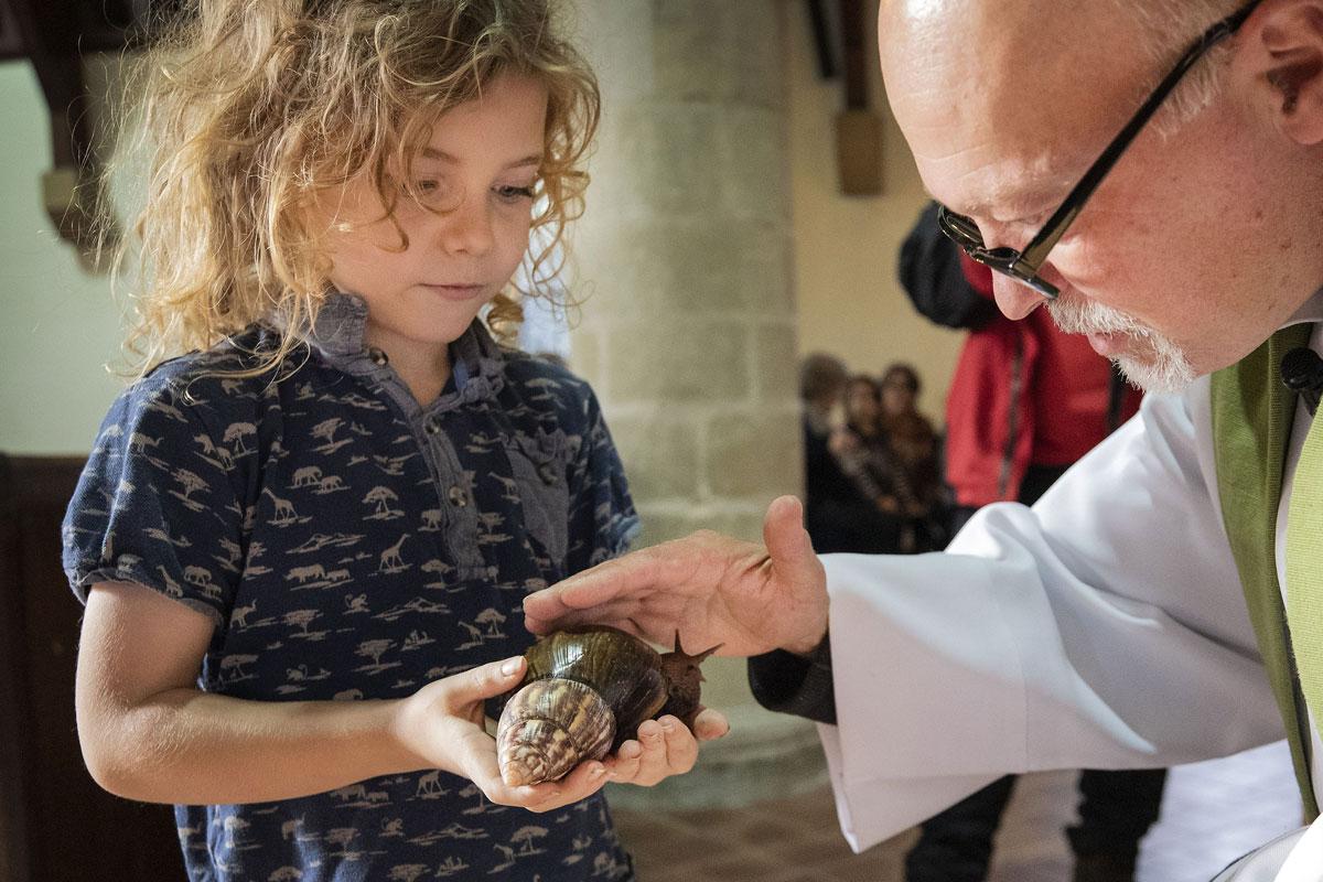 Pastori Andy Wilkes rukoilee Alan-nimisen lemmikkietanan kanssa ja puolesta vuosittaisessa eläinten kirkkopyhässä Sussexissa, Englannissa. Seurakuntalaiset tuovat silloin lemmikkejään kirkkoon siunattaviksi.