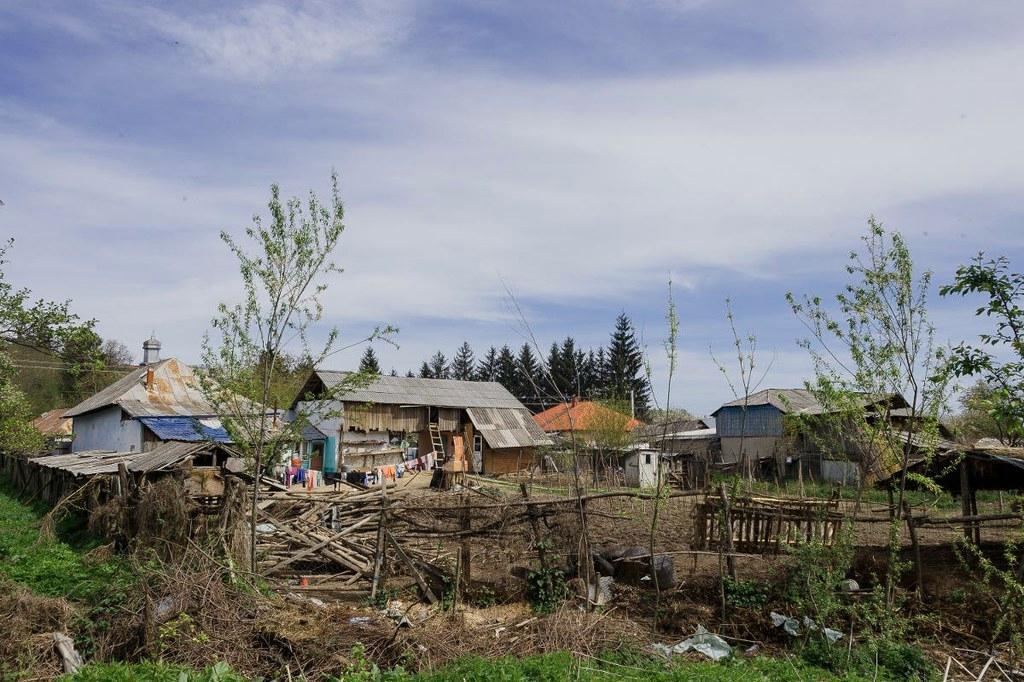 Moni perhe asuu Valea Seacassa hökkelissä ilman sähköä ja vesijohtoa.