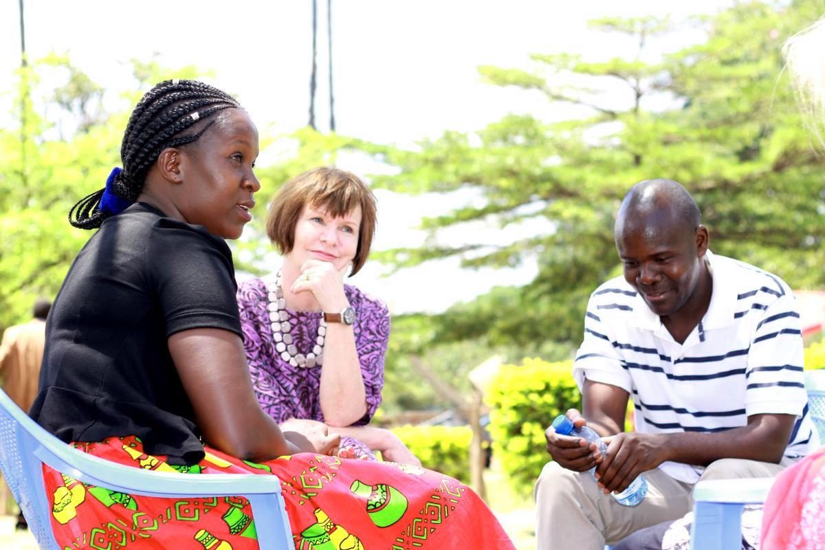 Miljoonakaupungin vanhempia. Nairobilaiset Irene Gesimba, Jotham Opiyoi ja Anne Kanene keskustelevat kenialaisesta lapsuudesta Nairobin keskustan Uhuru-puistossa,. Kuva: Sammy Makokha