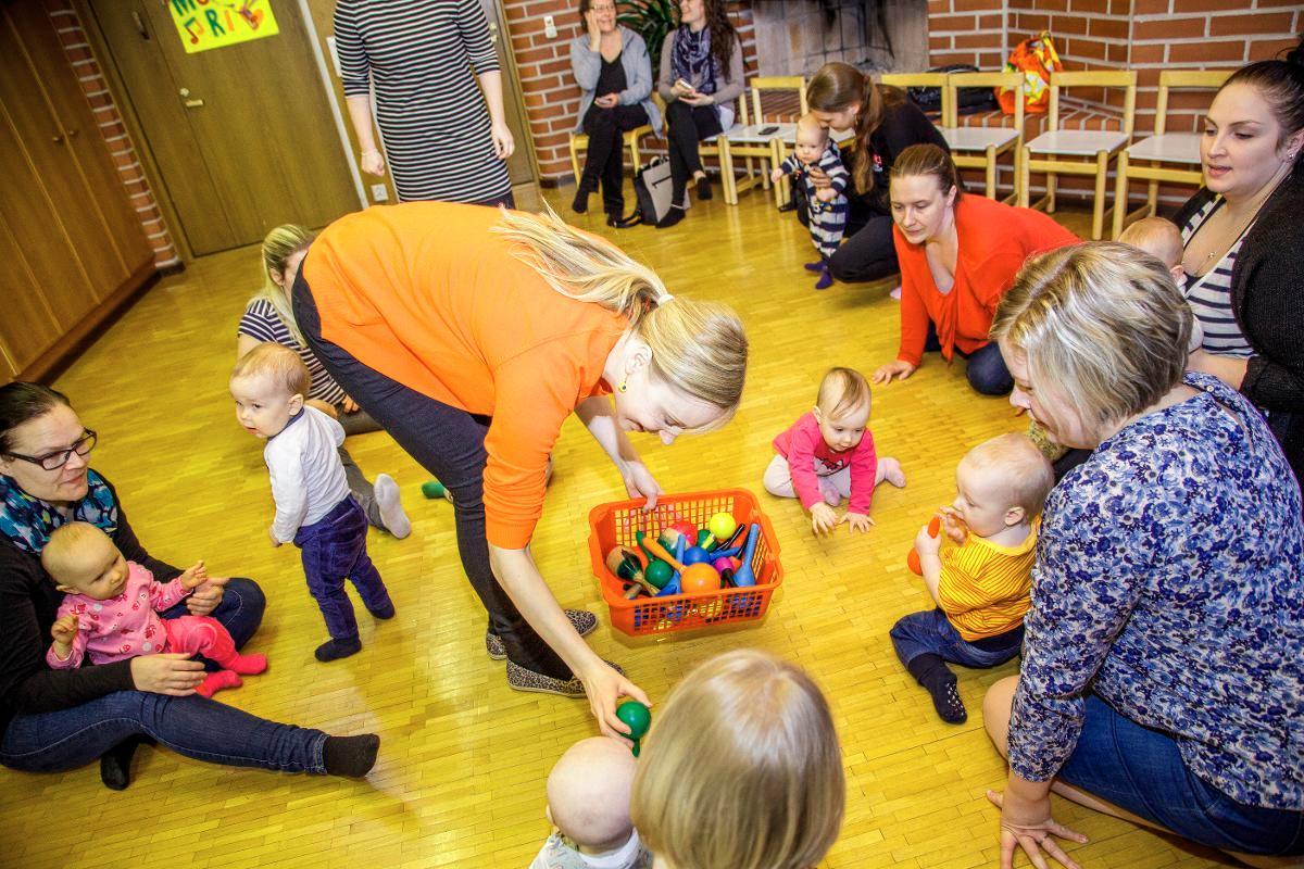 Kanttori Riikka Jäntti (keskellä) vetää muskaria. Kuva: Sirpa Päivinen