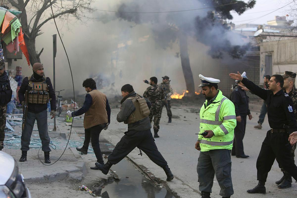 Afganistanin turvallisuusviranomaiset tutkivat itsemurhaiskun tapahtumapaikkaa pääkaupunki Kabulissa maaliskuussa 2017.