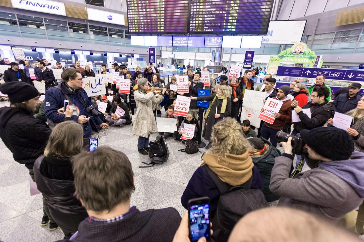 Turvapaikanhakijoiden palauttamista vastustava mielenosoitus keräsi Helsinki-Vantaan lentoasemalle noin 200 ihmistä.