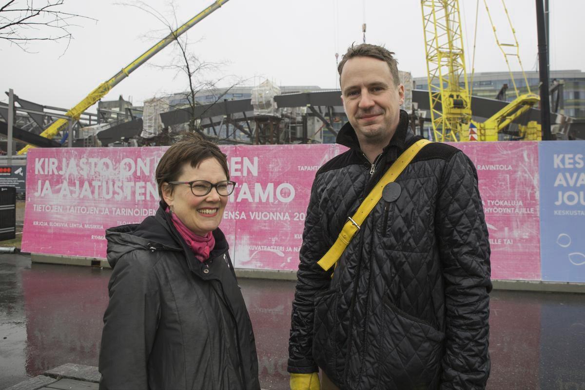 Anna-Maria Soininvaara ja Antti Nousjoki ovat tyytyväisiä siitä, että keskustakirjaston rakentaminen edistyy aikataulussa.