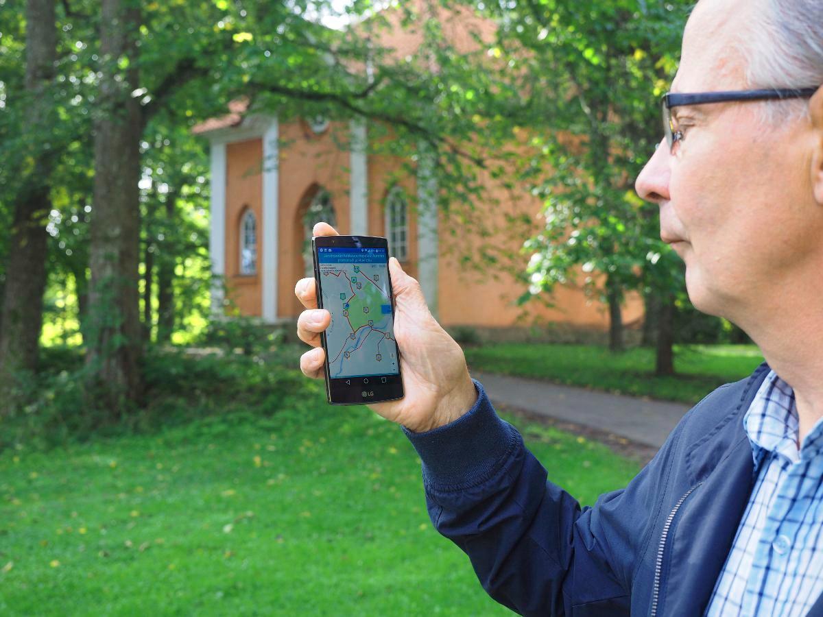 Esko Uotila on kokenut it-osaaja. Hän on kehittänyt sovelluksen, joka ohjaa retkeilijää tässä tapauksessa kotikaupunkipolulla Espoon Träskändassa. Kuva: Mauritz Hellström