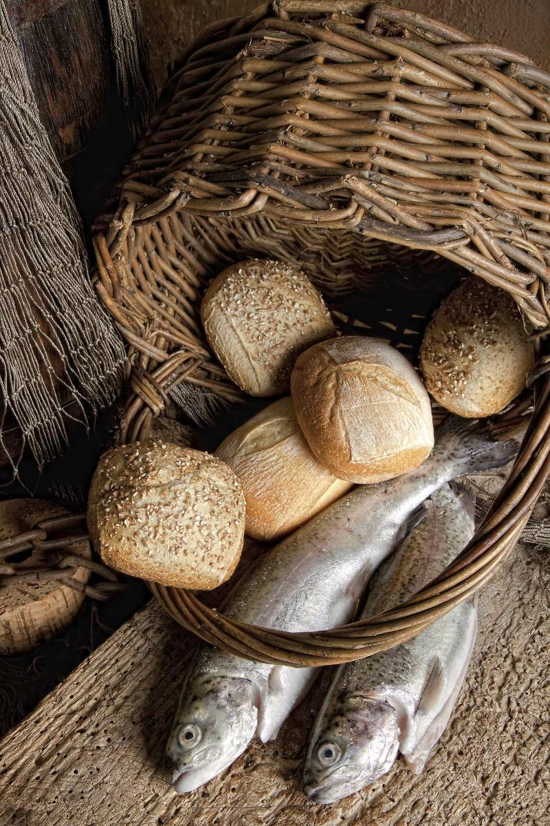 Jeesus sai pikkumiehen antamat viisi leipää ja kaksi kalaa riittämään monelle tuhannelle. Kuva: Thinkstock