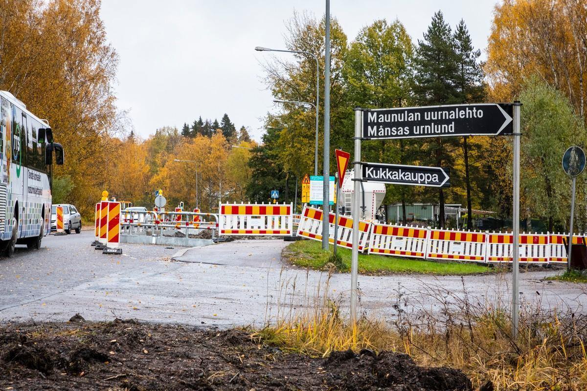 Pikaraitiotien rakentaminen hankaloittaa kulkua Maunulan uurnalehtoon. Tuleva ratalinja kulkee hautausmaan sisäänkäynnin kohdalla.