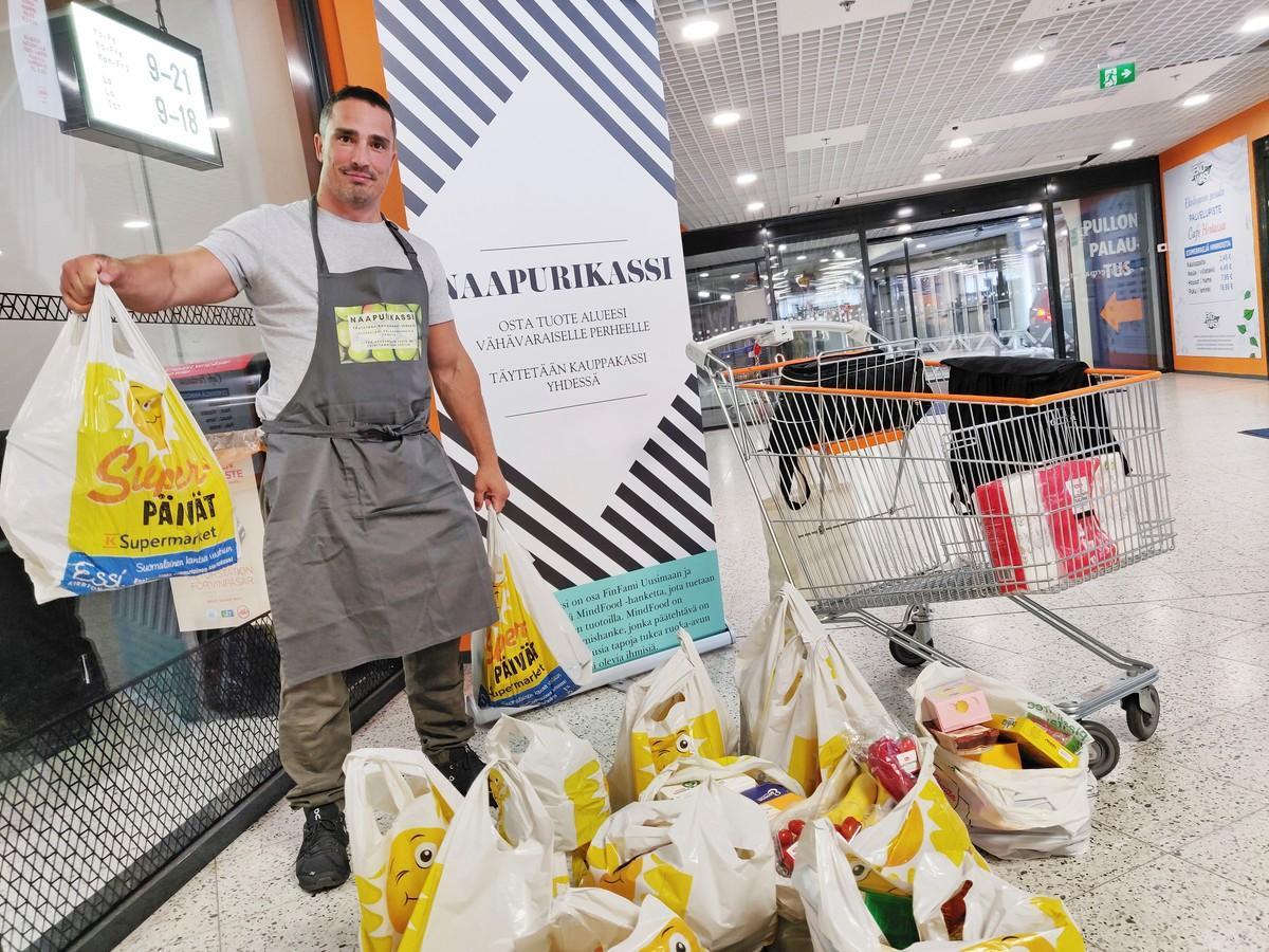 Jani Liskola vastaanotti tavaraa K-supermarket Hertan aulassa.