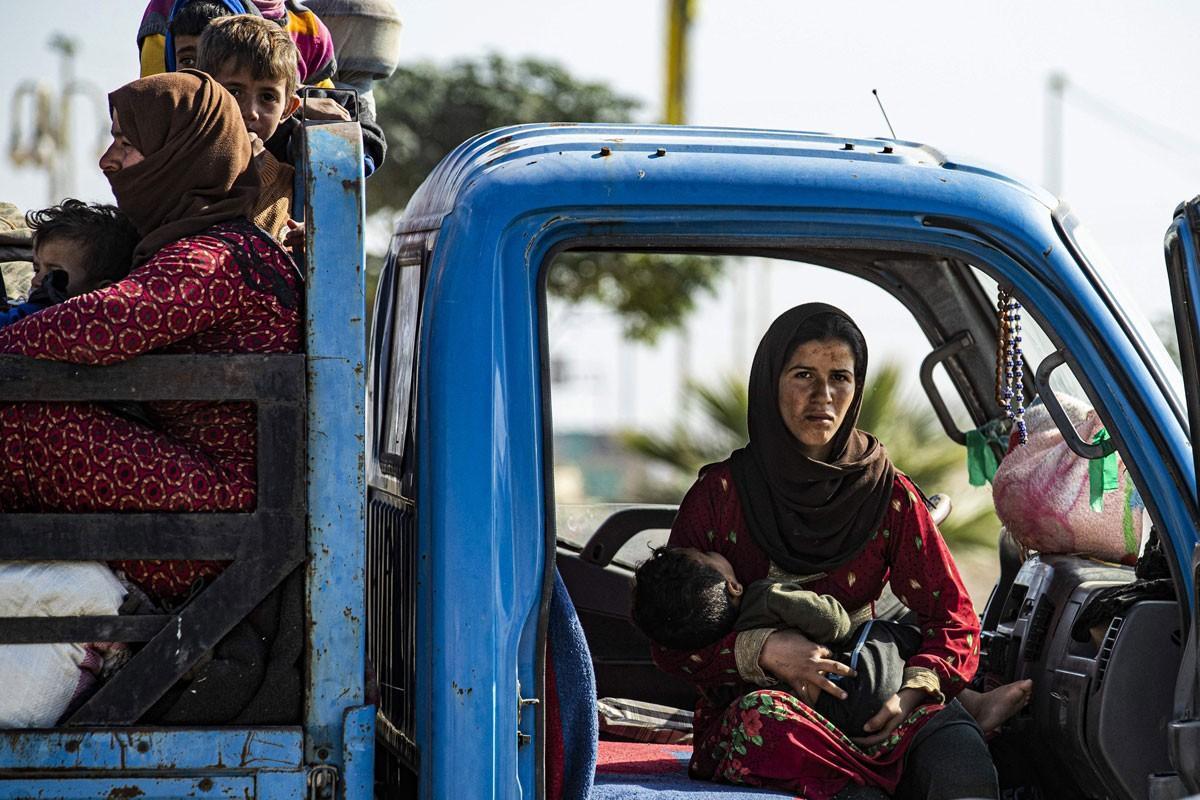 Turkin ja sen liittolaisten hyökkäys kurdialueelle on saanut alueen kurdi- ja arabiväestöä pakenemaan. Kuvassa pakolaisperhe Tal Tamrin kaupungissa lähellä suurempaa Hasakan kaupunkia. Alue on vielä kurdien SDF-joukkojen hallinnassa, ja myös Syyrian armeijan yksiköitä on edennyt sinne.