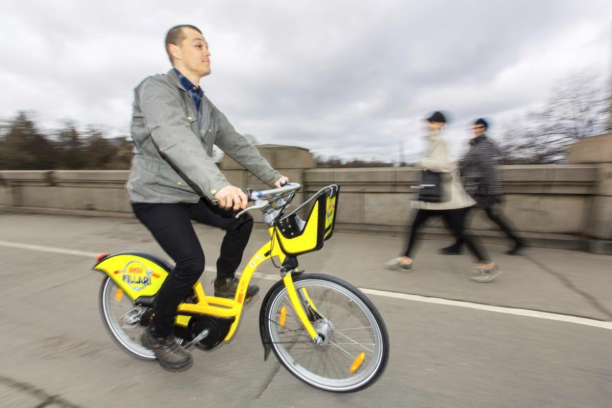 Kaupunkipyörät tulevat. Projektipäällikkö Samuli Mäkinen on iloinen siitä, että uudet laadukkaat kaupunkipyörät saadaan pian mukaan reittioppaaseenkin yhtenä reittivaihtoehtona. Kuva: Esko Jämsä