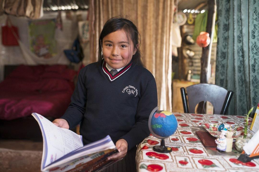 Melissa on yksi Kolumbian miljoonista maan sisäisistä pakolaisista. Hänen perheensä joutui jättämään kotiseutunsa ja etsimään turvaa Bogotán slummeista. Melissa käy koulua Suomen Lähetysseuran tuella.