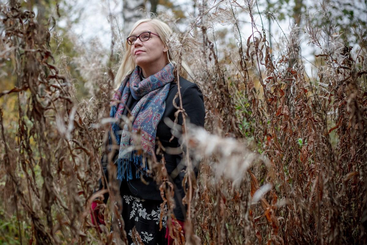 – Surun käsittely muokkaa sisäistä mielenmaisemaa niin, ettei suruun jää kiinni. Ajan kanssa suru muuttuu tilanteen hyväksymiseksi, Laura Sydänmaanlakka sanoo.