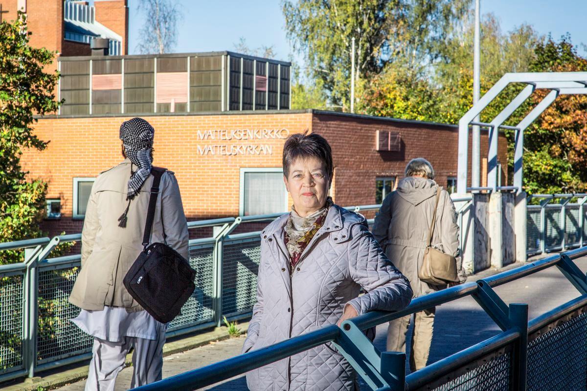 Anja Rjäppö on tullut Matteuksenkirkolle neulekahvilaan Herttoniemestä metrolla. Hän aikoo käydä neulekahvilassa myös jatkossa, vaikka matka hieman piteneekin, kun kahvila siirtyy parin kilometrin päähän metroasemasta. Kuva: Esko Jämsä