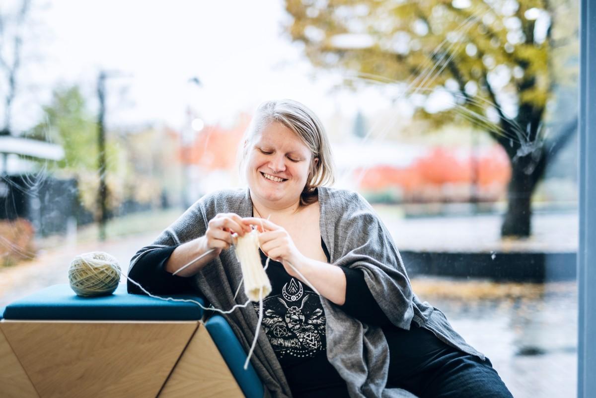Marika Säppi on virkannut paljon ja harjoittelee nyt neulomista. Perussukkien jälkeen valmistuvat valkoiset taivassukat.