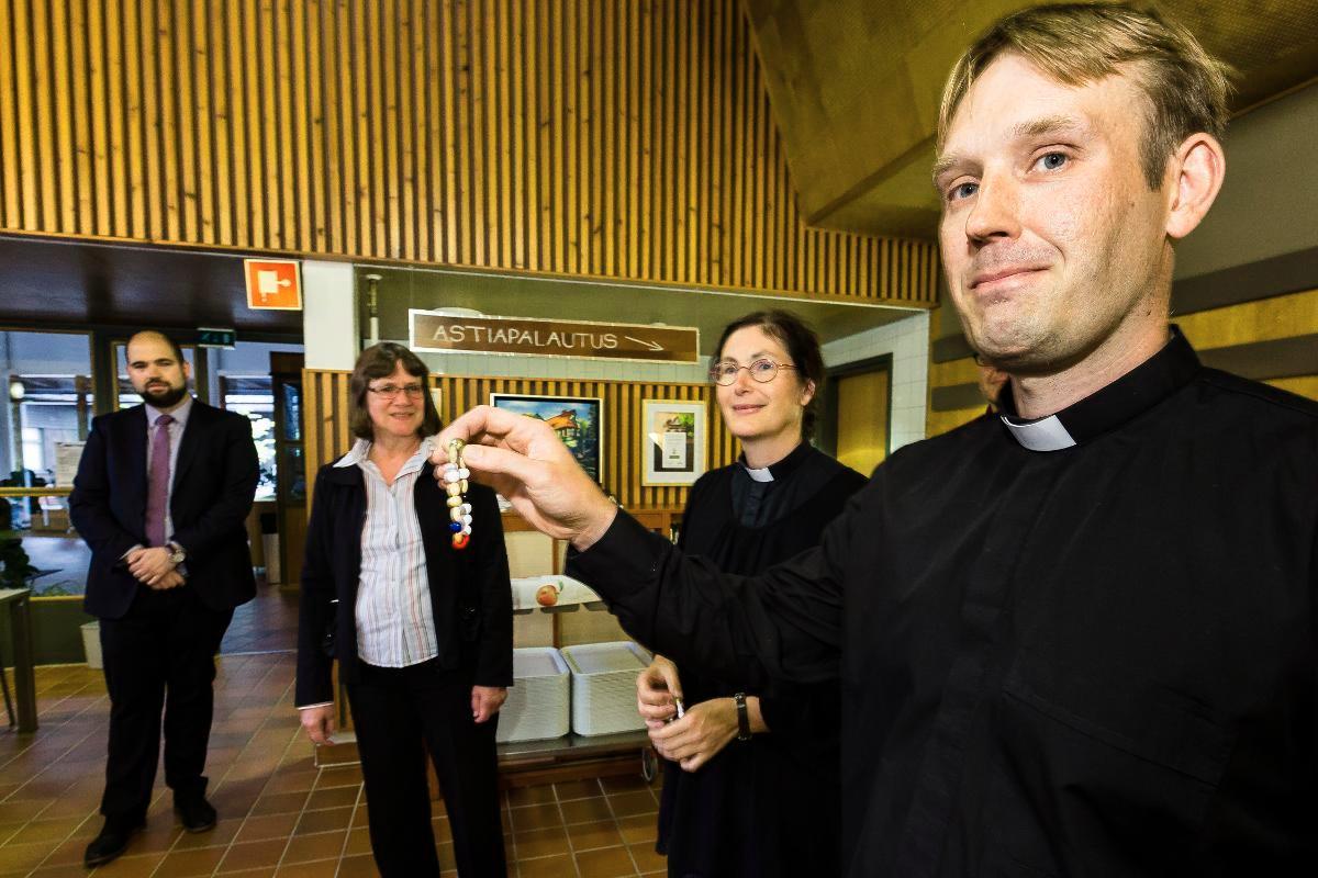 Rippikoulupappi Antti Malinen esittelee rukoushelmiä suurlähettiläs Dorothee Janetzke-Wenzelille. Mukana ovat myös suurlähettilään seurueeseen kuulunut Patrick Schachtebeck ja pappi Päivi Lukkari.