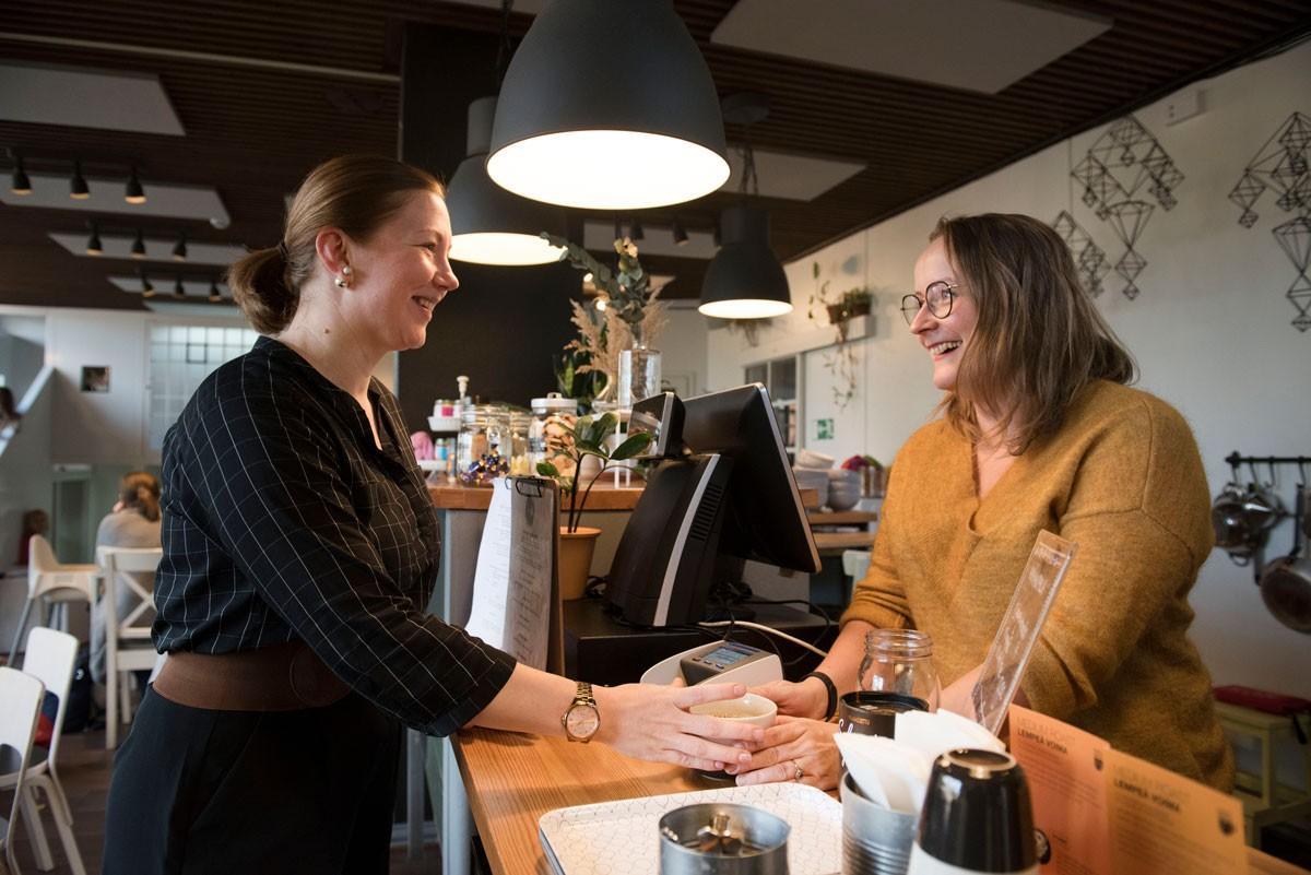 Iida Sinipaasi (vas.) kävi Café Torpetissa 23. lokakuuta. Anu Kuokkanen on työskennellyt kahvilavastaavana kolmisen vuotta.