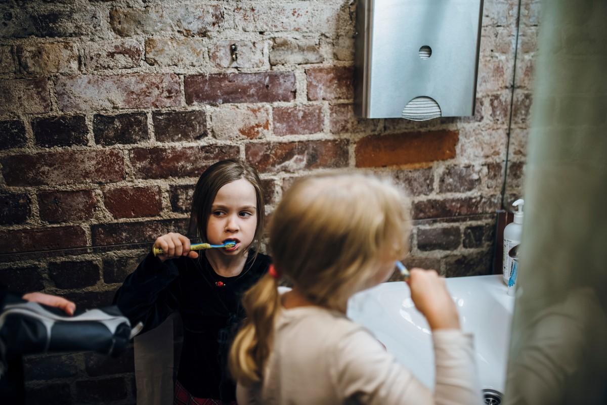 Emilia Kataja ja Olivia Lahti pesivät hampaita sakastissa.