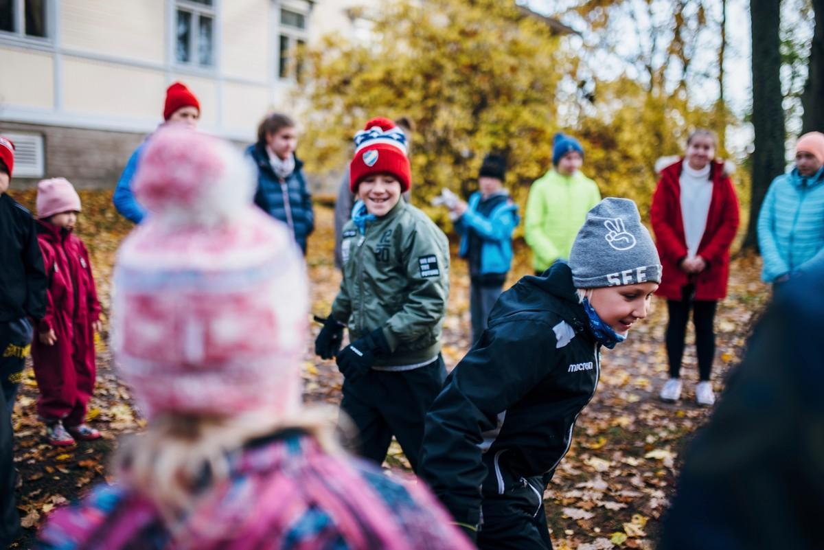 Aamulla leikittiin vielä vähän aikaa ulkona. HIFK-pipossaan Otto Niinimäki.