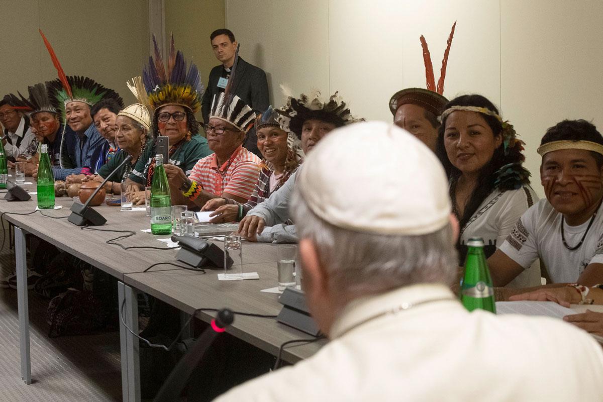 Paavi Franciscus tapasi joidenkin Amazonin sademetsän alueella asuvien edustajia 17. lokakuuta 2019 Vatikaanissa.  Palaveri pidettiin Amazonin alueen piispojen kirkolliskokouksen yhteydessä.  Alkuperäiskansojen kuuleminen on osa paavin missiota puolustaa Amazonin eristyneitä ja köyhyyden uhreja; alkuperäisasukkaiden yhteisöjä, niitä, joiden elämäntapa on uhattuna. Jo vuoden 2018 alussa paavi ilmaisi lehdistölle, että Amazonin alueen alkuperäiskansat ovat suuremman uhan alla kuin koskaan aiemmin. Jotta heidän elämäntapansa säilyisi, pitäisi Amazonin alueella lopettaa ”puun, kaasun ja kullan säälimätön hyödyntäminen”.