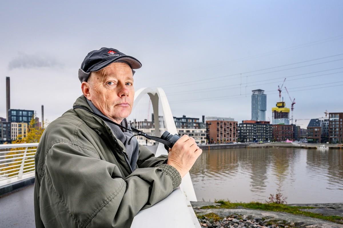 Tietokirjailija ja luonto-opas Eero Haapanen on paljasjalkainen Stadin kundi, joka on löytänyt Kalasataman viimeisiltä joutomailta tiiroja, meriharakoita ja tyllejä. Kuva Ville Palonen.