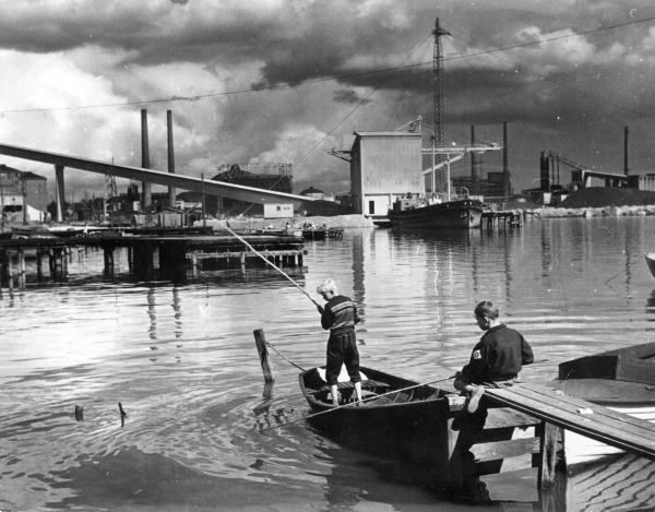 Pojat kalastavat 1950-luvulla Sörnäisten satama-alueella. Kuva Tauno Norjavirta.