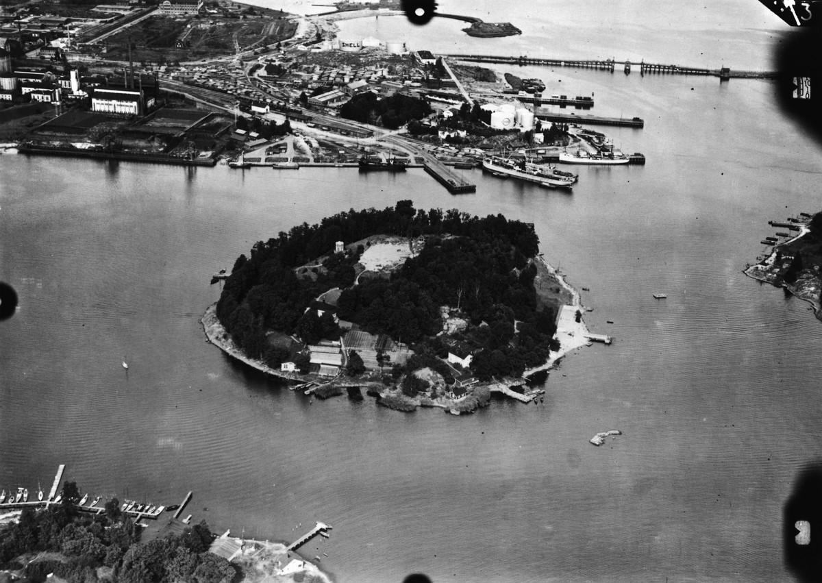 Sompasaari ja Sörnäisten satama vuonna 1937. Taustalla Kulosaaren silta. Kuva ilmavoimat.