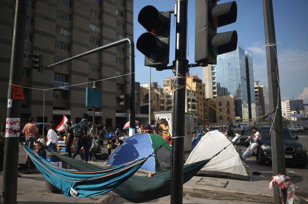 Hallituksenvastaiset mielenosoittajat nukkuivat riippusängyssä Beirutin keskustassa ja estivät samalla liikenteen pääkadulla.