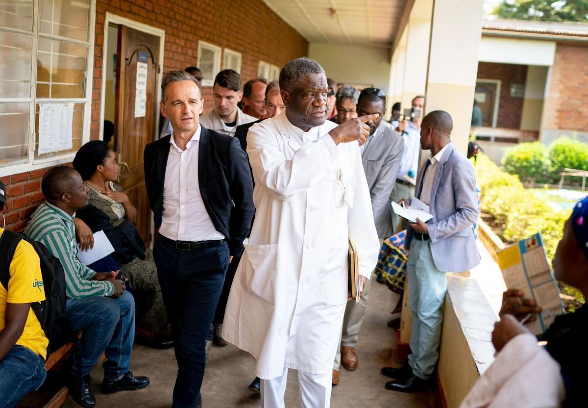 Saksan ulkoministeri Heiko Maas vieraili Panzin sairaalassa syyskuussa. Denis Mukwege esitteli hänelle sairaalaa.