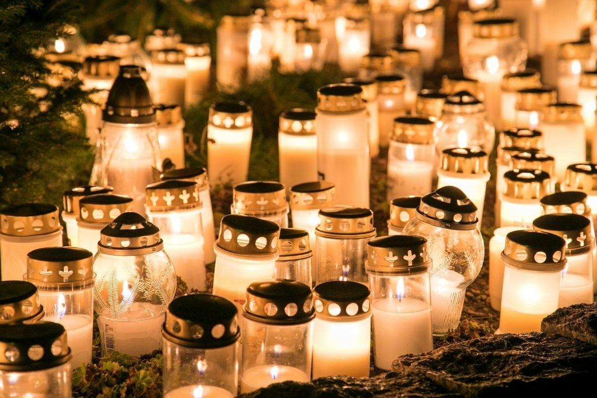 Suuri osa hautausmaille tuotavista kynttilöistä on muovipurkeissa, joissa on metallihattu.