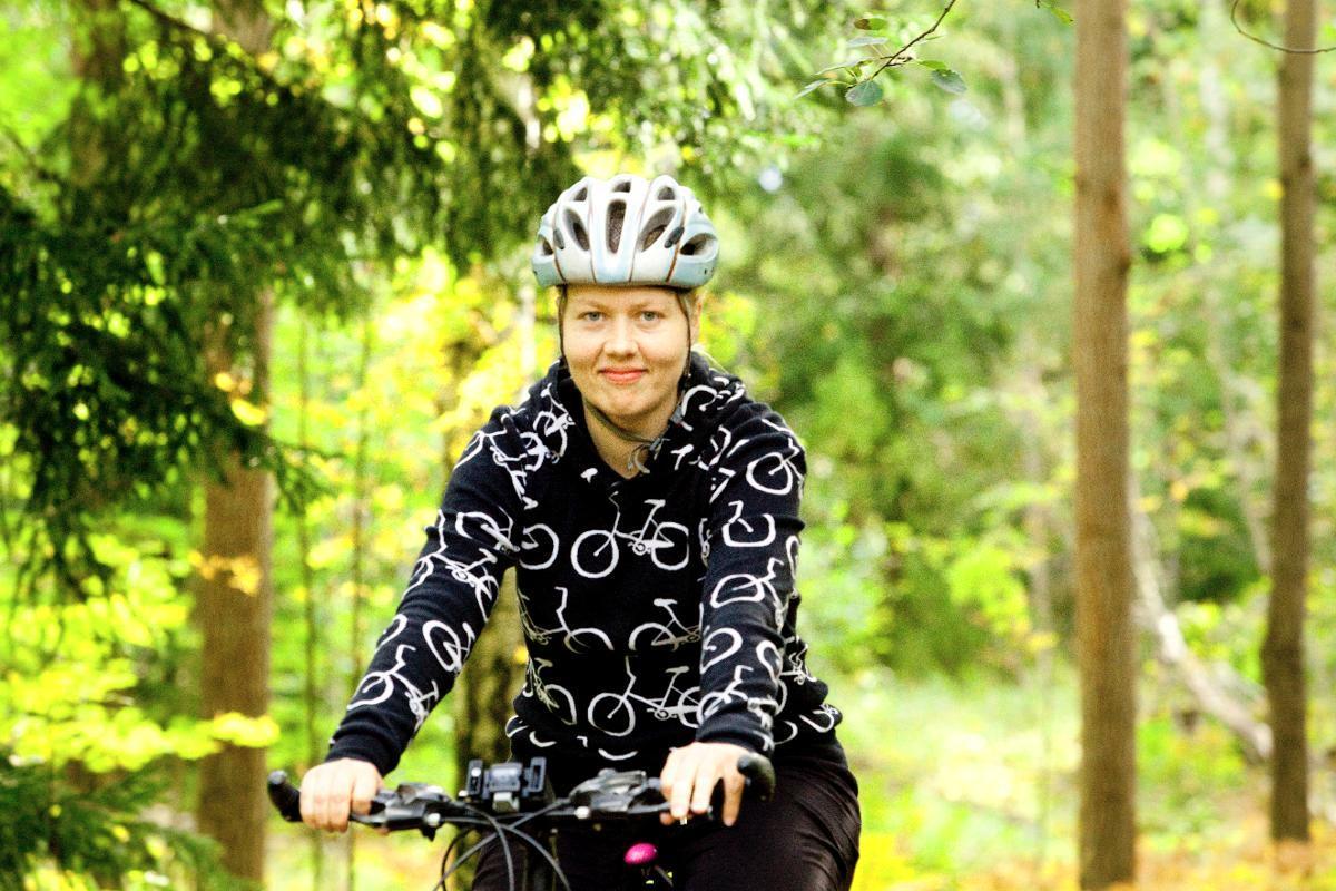 – Vanhan kirkkotien retkelle voi osallistua kaikenlaisilla pyörillä, mutta pyörän kunto kannattaa tarkistaa, sanoo Satu Leppänen. Kuva: Sini Pennanen