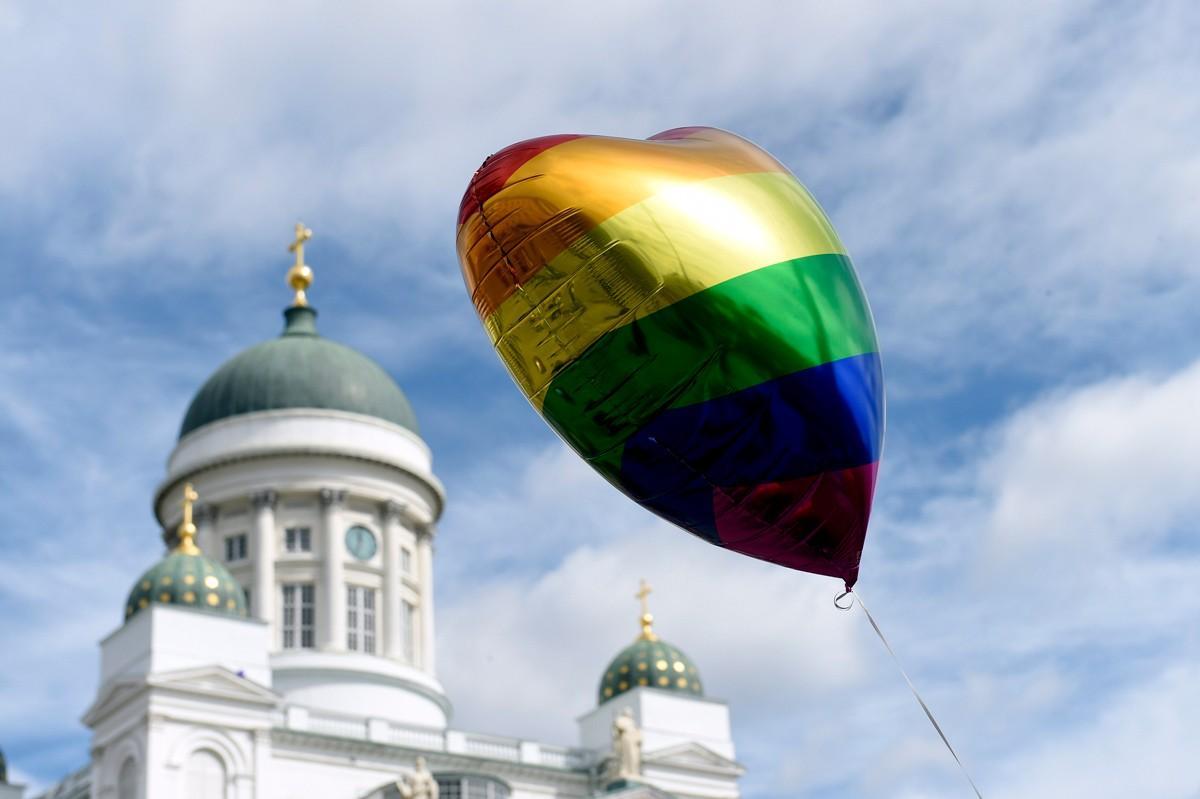 Helsingin tuomiokapituli päätti toistaiseksi olla rankaisematta pappeja, jotka ovat vihkineet samaa sukupuolta olevia pareja.