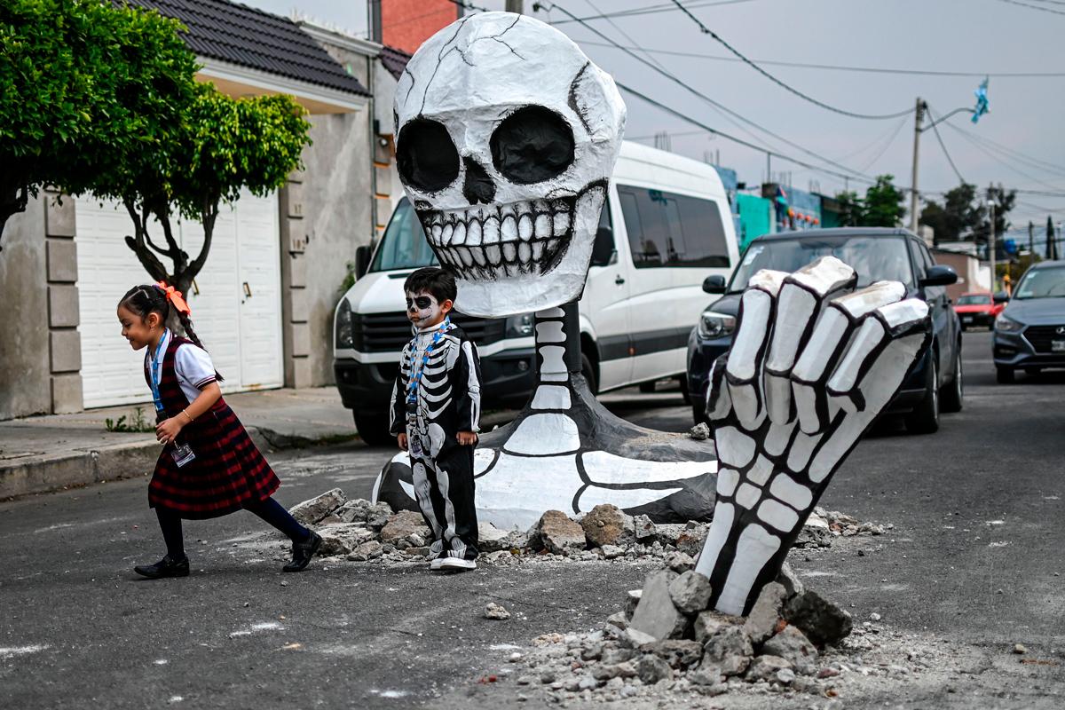 Kuolleiden päivä (esp. Día de Muertos) on näyttävä vainajien muistojuhla, jota vietetään 31.10.–2.11. Sitä juhlitaan samoihin aikoihin katolisten juhlien: kuolleiden muistojuhlan, pyhimysten päivän ja uskovien vainajien muistopäivän kanssa. Suomessa vainajia muistetaan pyhäinpäivänä, jota vietetään tänä vuonna myös 2. marraskuuta.  Día de Muertos on erityisen merkittävä Meksikossa, jossa se on yleinen vapaapäivä. Juhlinta alkaa maassa jo useita päiviä aikaisemmin. Tämä katukuva ikuistettiin maanantaina 28. lokakuuta Tlahuacin naapurustossa Mexico Cityssä. 