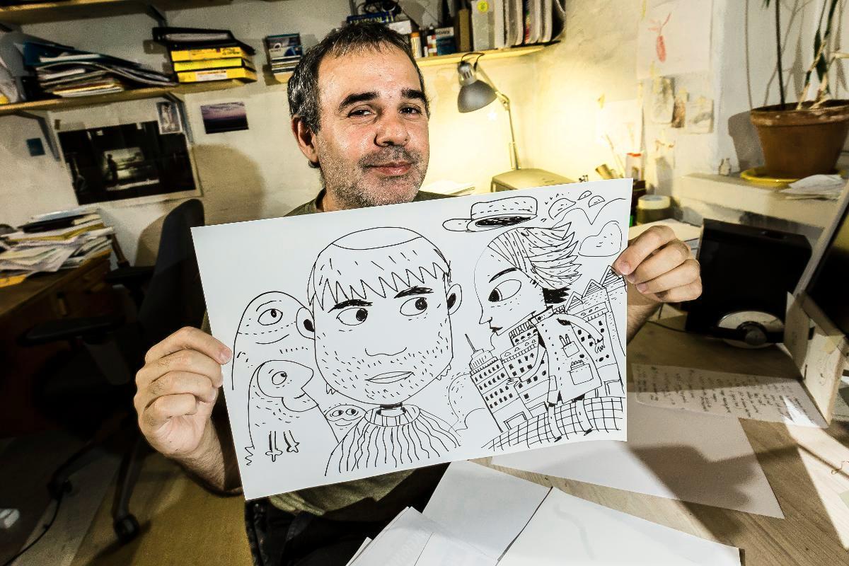 Piirtäjän omakuva. Carlos da Cruz taiteili Essen pyynnöstä itsensä (piirroksessa keskellä). Kuva: Jukka Granström.