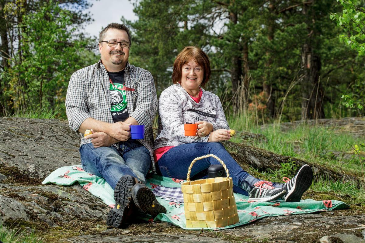 Pasi Härkönen ja Marja-Leena Pesonen tuntevat toisensa vuosikymmenten takaa. Heillä on yhteisiä muistoja ajalta, kun Pasi oli kerholainen ja Marja-Leena kerhotäti. Nykyisin he ovat työkavereita. Kuva: Sirpa Päivinen