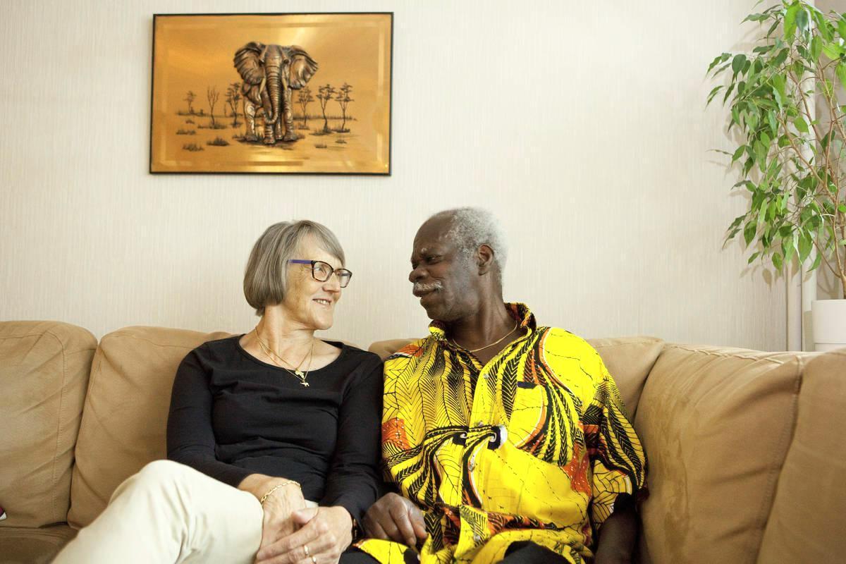Lea ja Enoh Mouan suhteen kestävyyttä epäiltiin aluksi. Nyt he ovat olleet yhdessä yli 40 vuotta. Kuva: Sini Pennanen