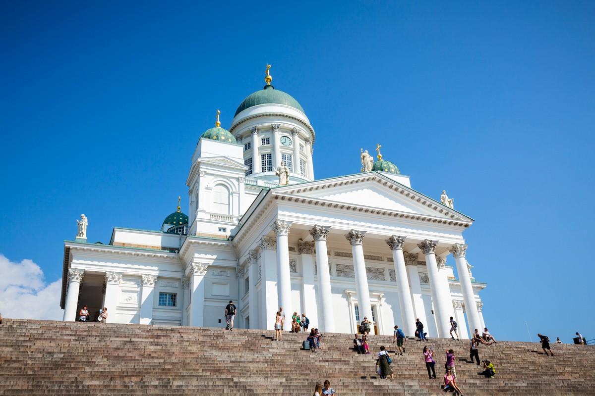 Tuomiokirkko on yksi Helsingin suosituimmista nähtävyyksistä.