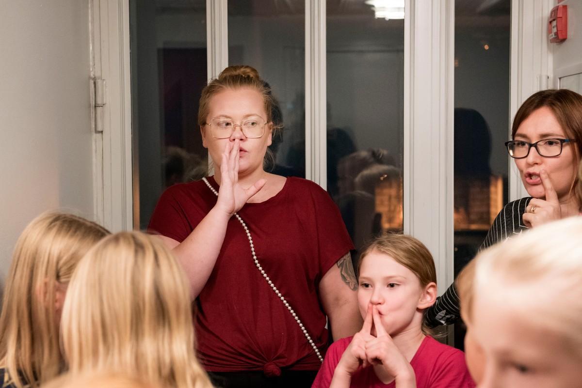 – Nyt lapset hiljaa, totesivat nuorisotyönohjaajat Johanna Leppänen ja Saija Mäntynen ennen hiljaisuuden portin avaamista.
