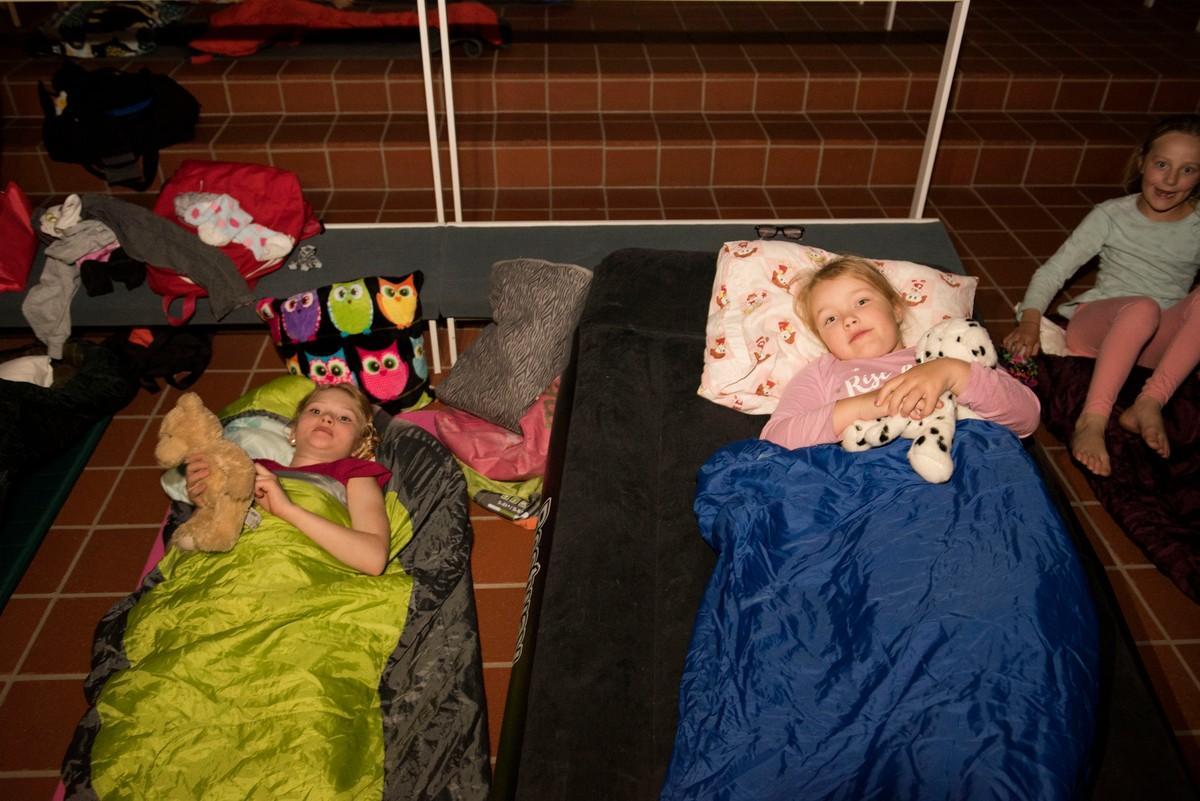 Kello 23 Anni M. (vas.) ja Jenilla sukelsivat makuupusseihin ja alkoivat miettiä unijuttuja.