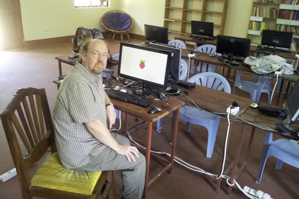 Asmo Koskinen vieraili Nyakatossa tammikuun alussa. Aiemmin hän on ollut yhteydessä koulun tietokoneisiin etäyhteydellä. Kuva: Olavi Heino