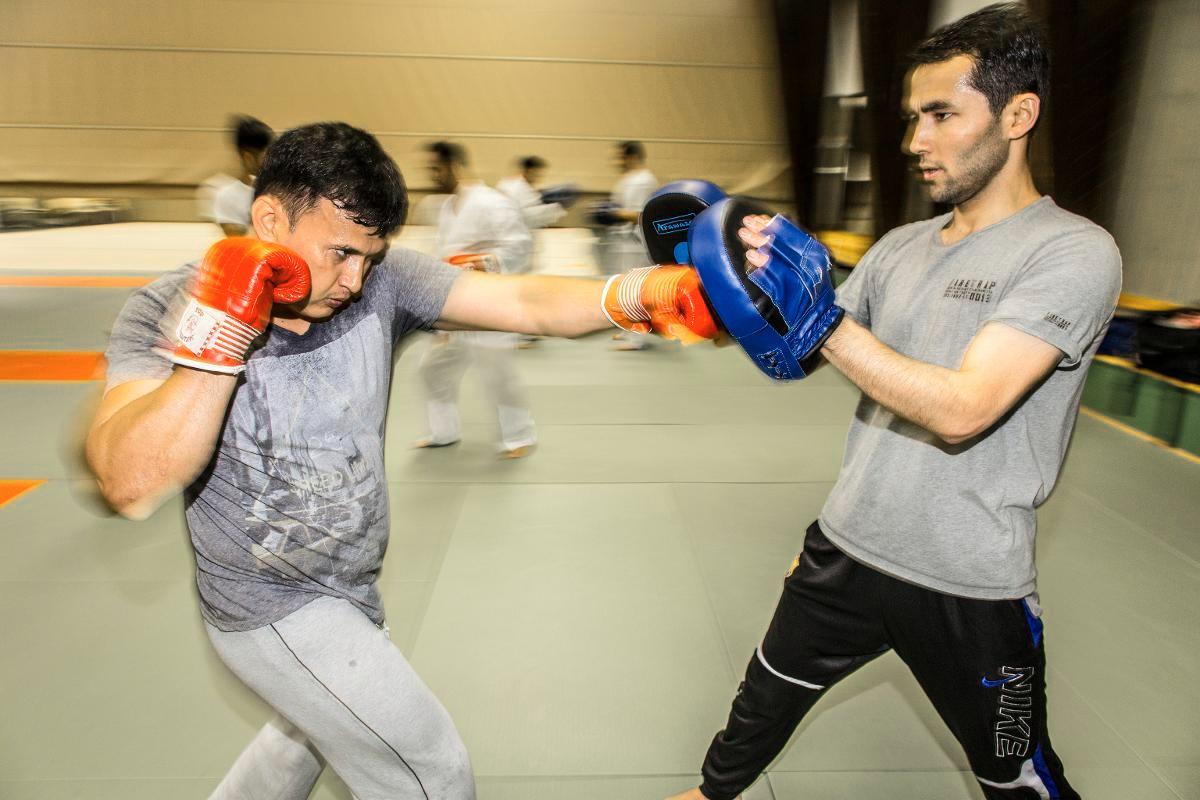 Omid Najafi ja Gulahmad Hassani treenaavat iskuja. Lopuksi tehtiin vatsa- ja selkälihasharjoituksia.