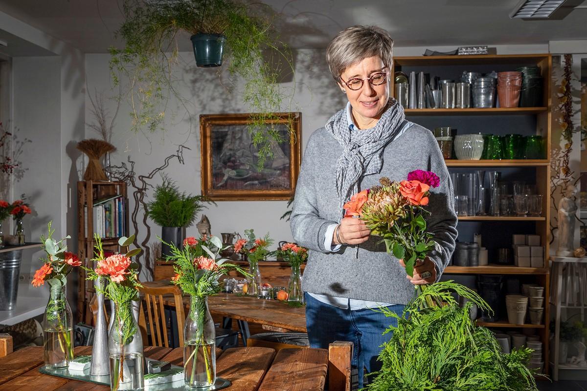 – Haluan, että töissäni on syvemmälle vietyä symboliikkaa, sanoo Pia Niemi, joka rakentaa työkseen tapahtumien visuaalisia kokonaisilmeitä.