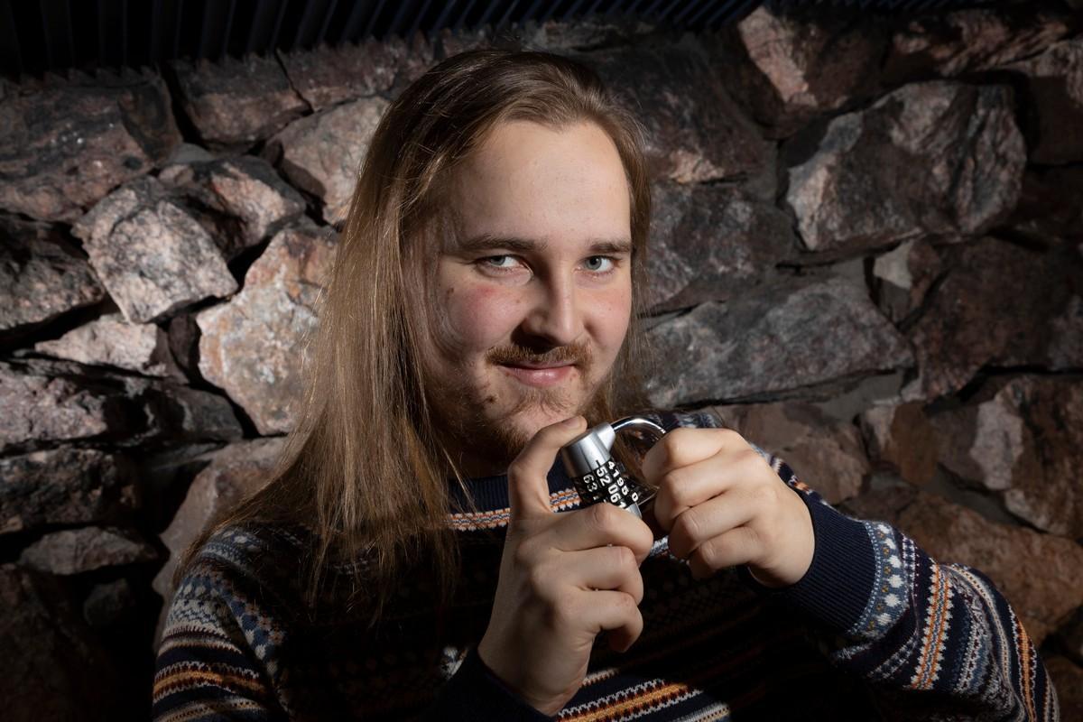 Juha Eriksson on kokenut pakohuonepelien harrastaja ja muutamien pelien tekijä, joka käyttää omissa peleissään numerolukkoja.
