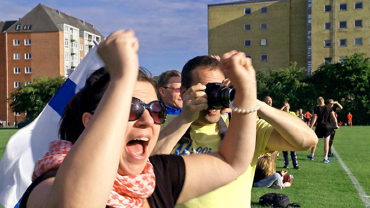 Vanhemmat eläytyvät kirjoittajan mukaan välillä turhankin vahvasti lastensa peliin Futisvanhemmat-tosi-tv-sarjassa. Kuva: Yle Kuvapalvelu