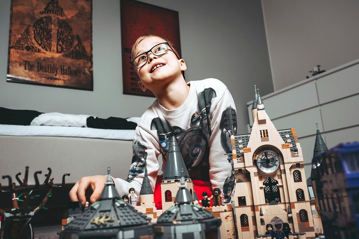 Kahdeksanvuotias Justus Kankare viihtyy Harry Potterin parissa. Legoista rakennetussa Tylypahkassa ei voi olla varma, mikä tapahtuu oikeasti ja mikä leikisti.