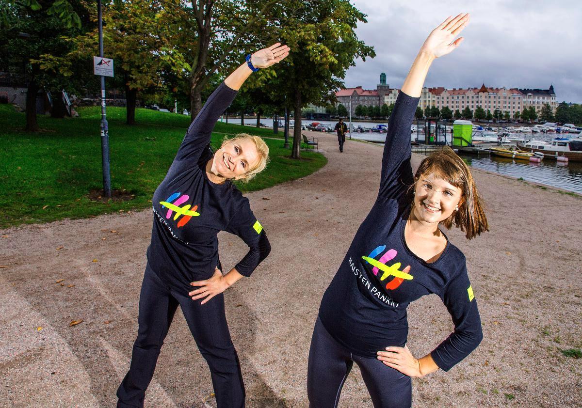Valmiina! Mia Nygård ja Sara Linnoinen ovat järjestämässä Kävele naiselle ammatti -tempausta. Kuva: Esko Jämsä