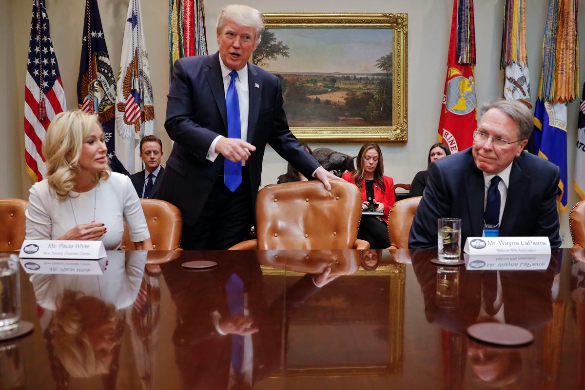 Pastori Paula White, presidentti Donald Trump ja Kansallisen kivääriyhdistyksen varapresidentti Wayne LaPierre tapasivat Valkoisessa talossa helmikuussa 2017.
