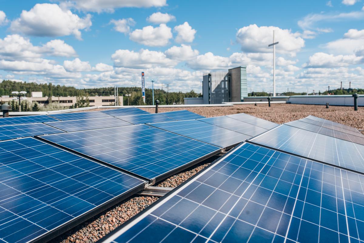 Seurakunnat toimivat jo aktiivisesti vähentääkseen fossiilisen energian käyttöä. Hämeenkylän kirkon katolle asennettiin aurinkopaneeleja viime kesänä.