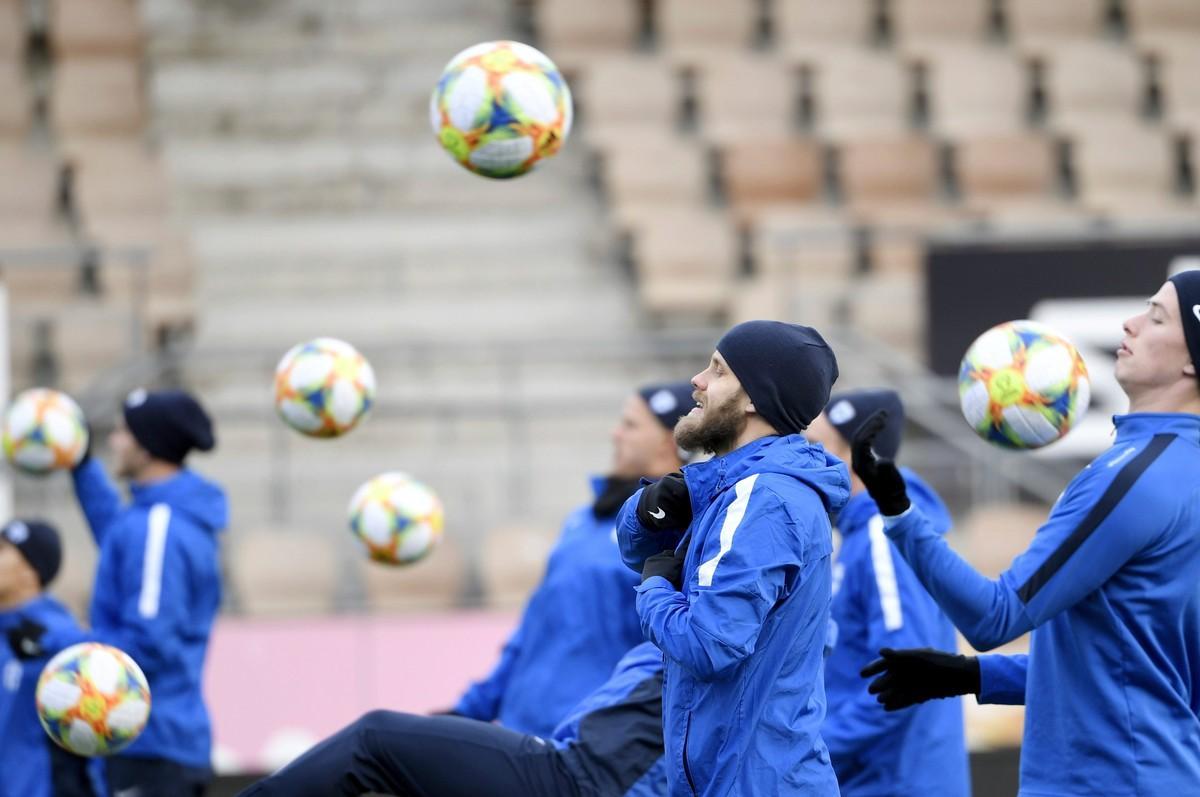 Teemu Pukki ja muut Huuhkajat sekä kannattajat valmistautuvat otteluun, joka voi viedä Suomen ensi kertaa jalkapallon EM-kisoihin. Kuva: Markku Ulander/Lehtikuva