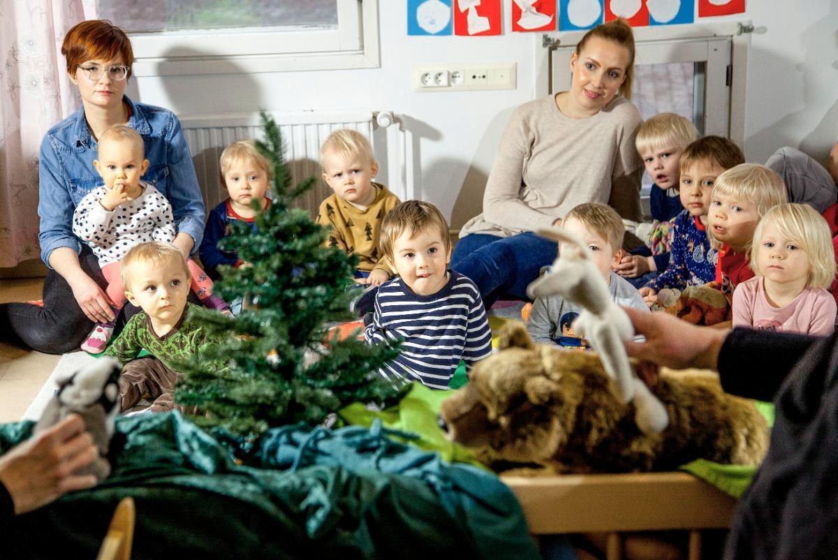 Päiväkoti Hertan työntekijät Linda Jääskeläinen (vas.) ja Essi Moilanen katsoivat alle kolmevuotiaiden ryhmän kanssa nukketeatteriesityksen. Siinä karhu ja jänis ovat ystäviä.
